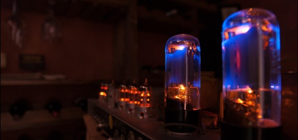 Nên mua amplifier tube hay solid-state
