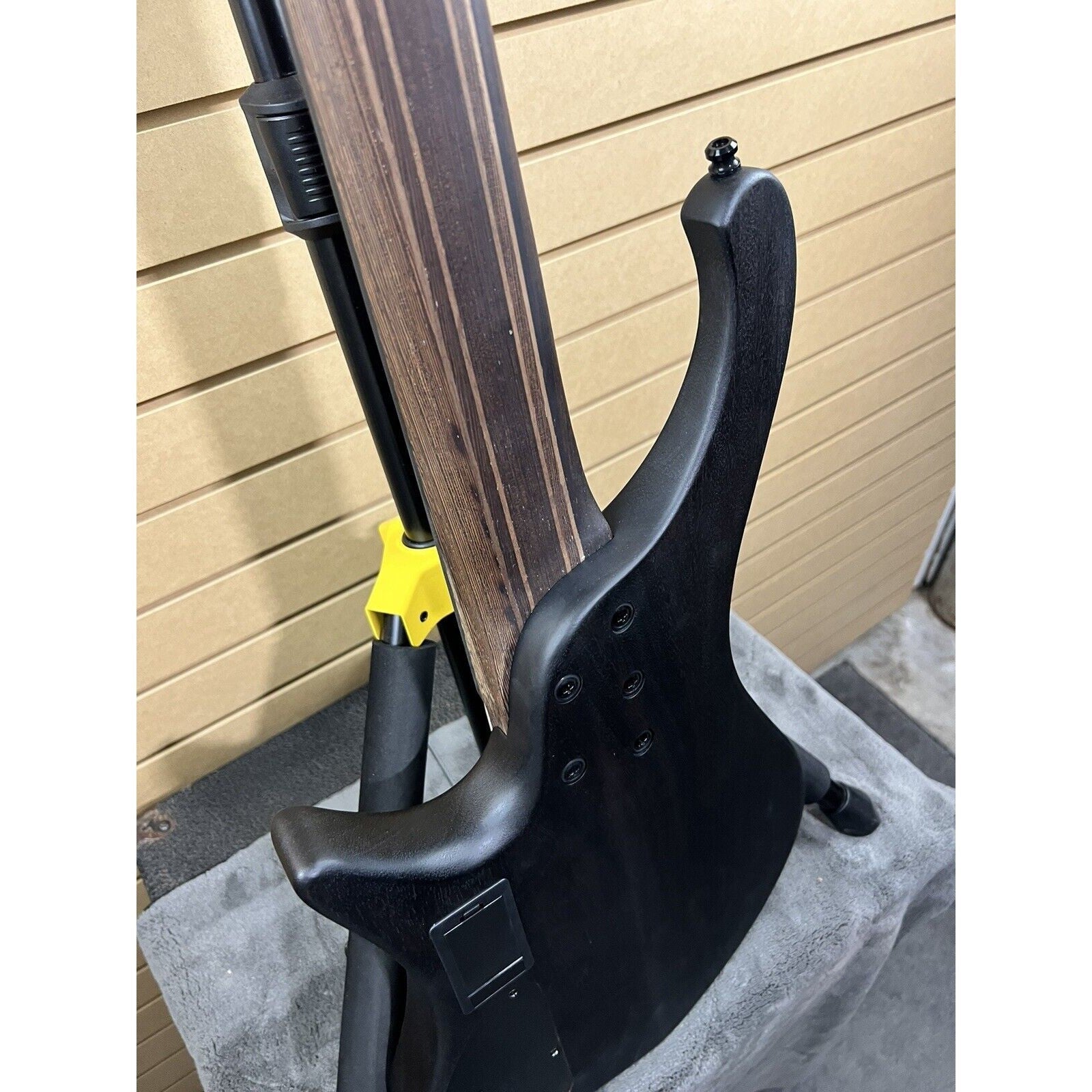 Đàn Guitar Bass 5 Dây Ibanez EHB1505MS, Black Ice Flat