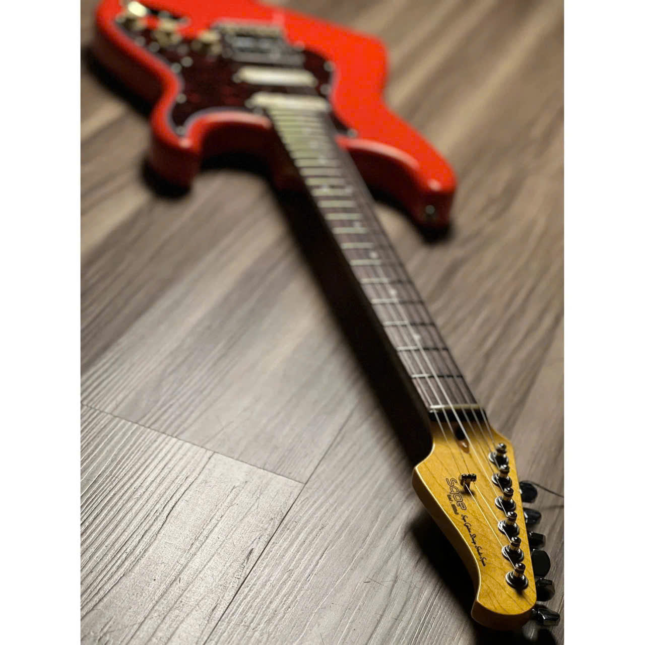 Đàn Guitar Điện Sqoe SEST1000, Classic Red