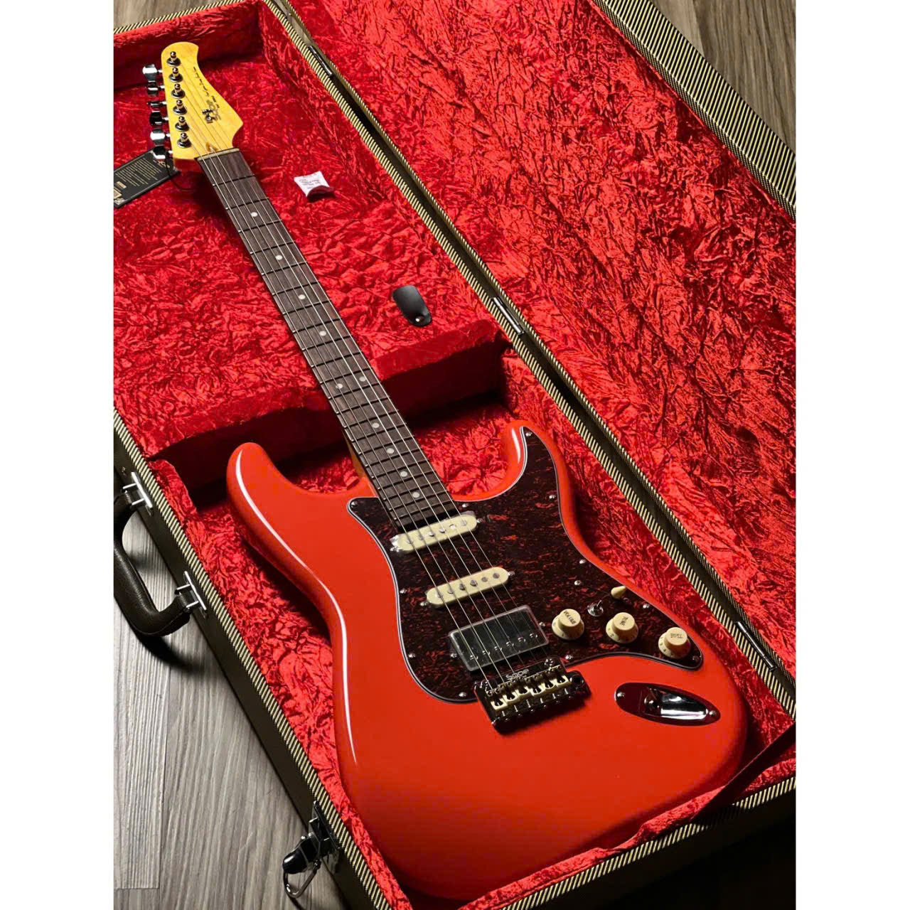 Đàn Guitar Điện Sqoe SEST1000, Classic Red