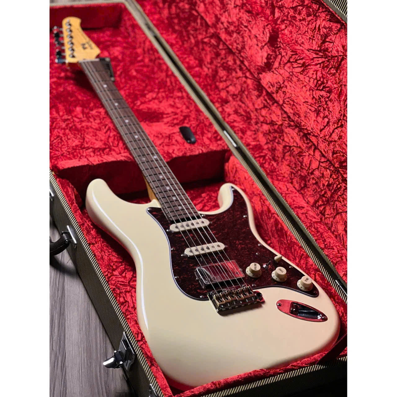 Đàn Guitar Điện Sqoe SEST1000, Olympic White