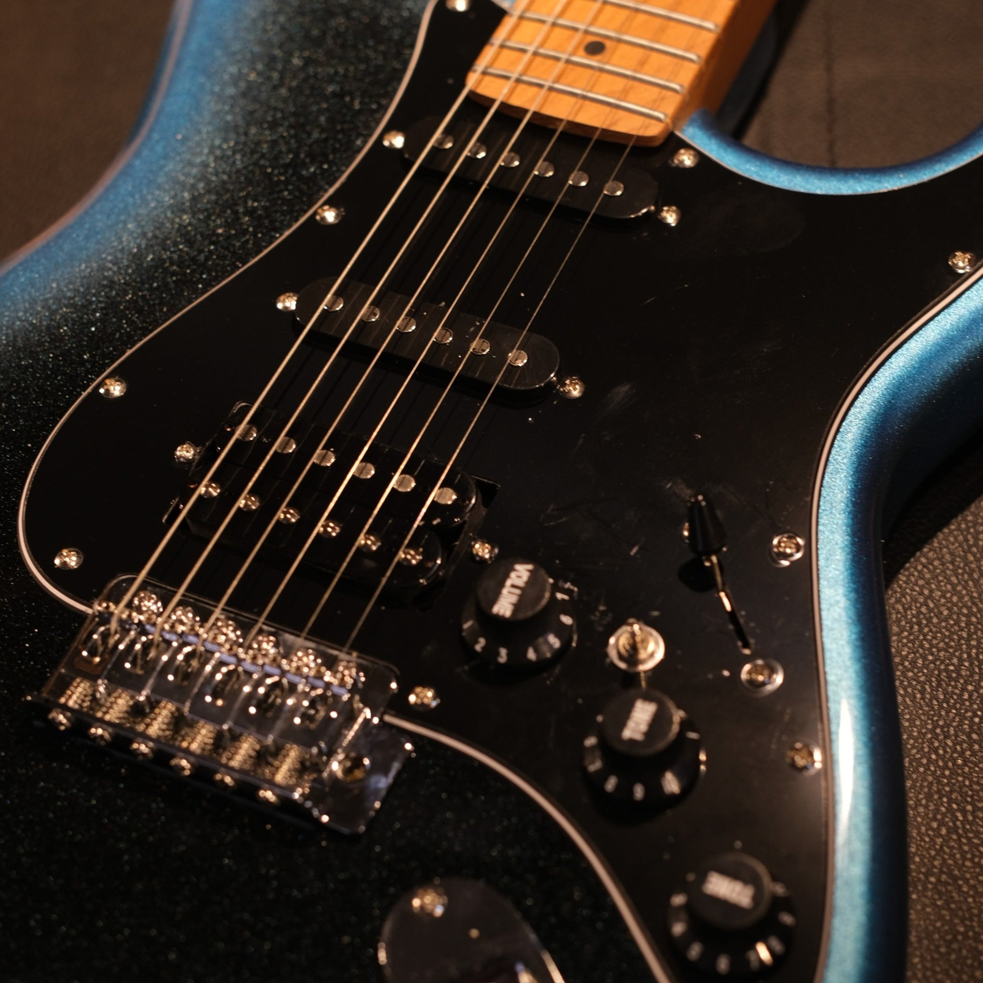 Đàn Guitar Điện Sqoe Stratocaster SEST610, Dark Night