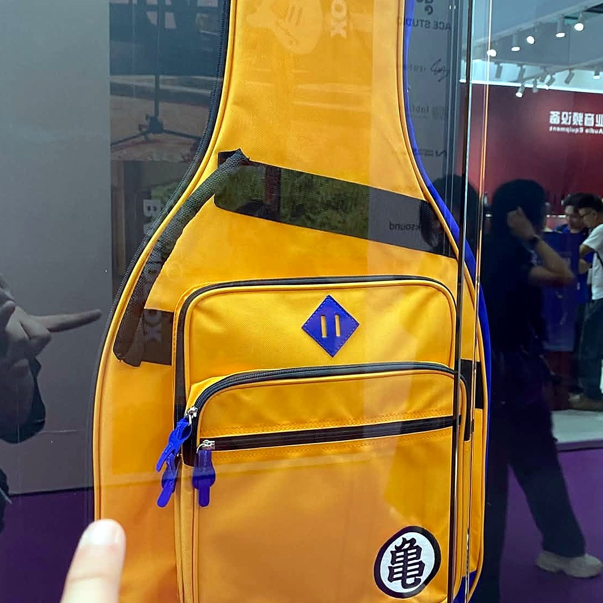 Ảnh chụp thực tế bao đàn guitar điện Ibanez Dragon Ball Z Powerpad tại khu trưng bày của Ibanez