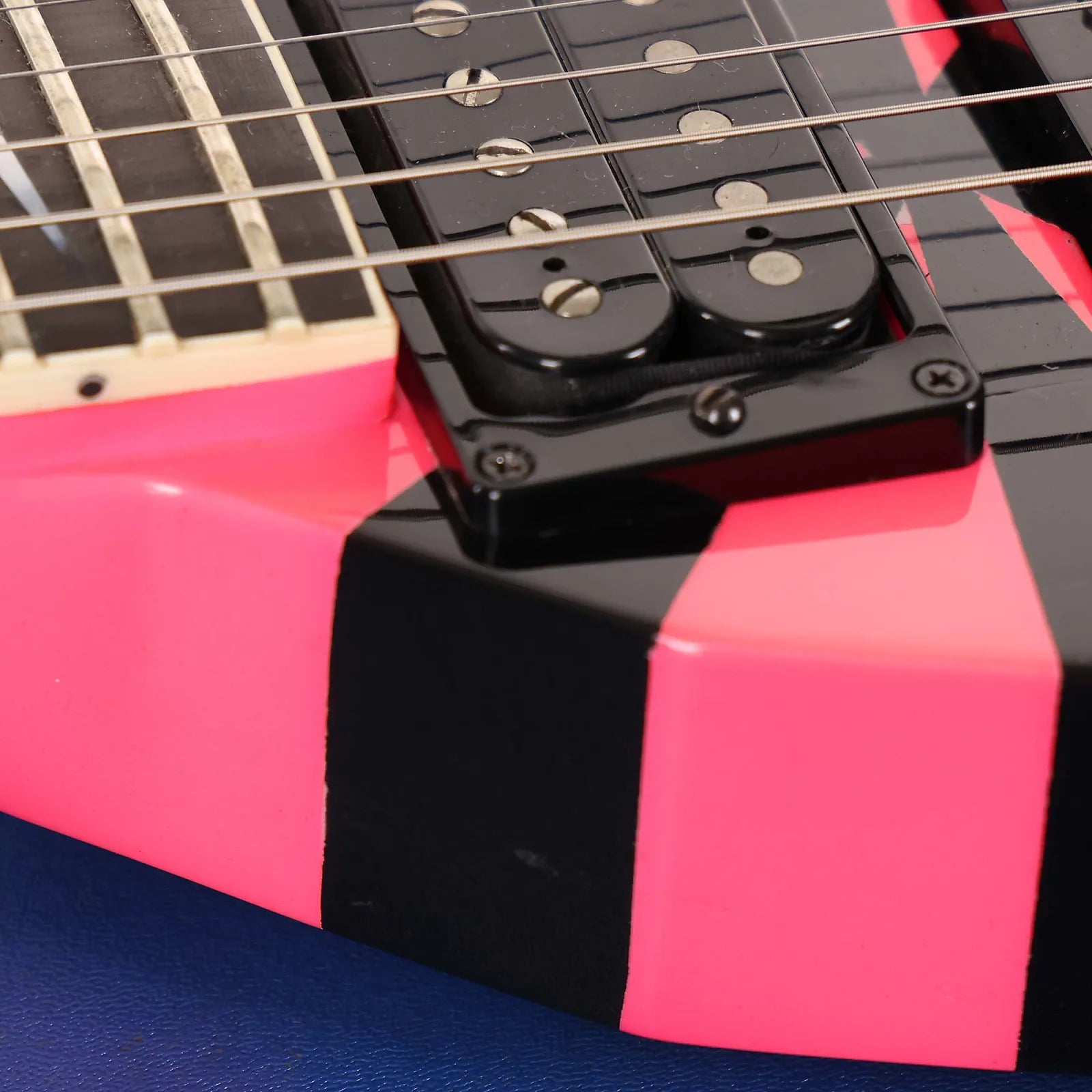 Đàn Guitar Điện Charvel 1980 Vic Vergat Pointy V HSH, Ebony Fingerboard, Pink and Black