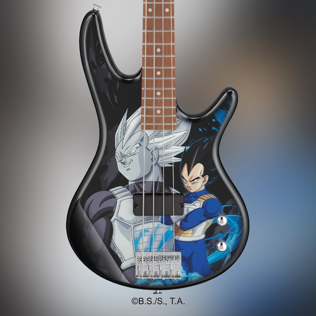 Ảnh studio chính thức bass Ibanez Dragon Ball Z Vegeta: Vegeta Siêu Saiyan tông trắng xám và Vegeta giáp Saiyan xanh khoanh tay