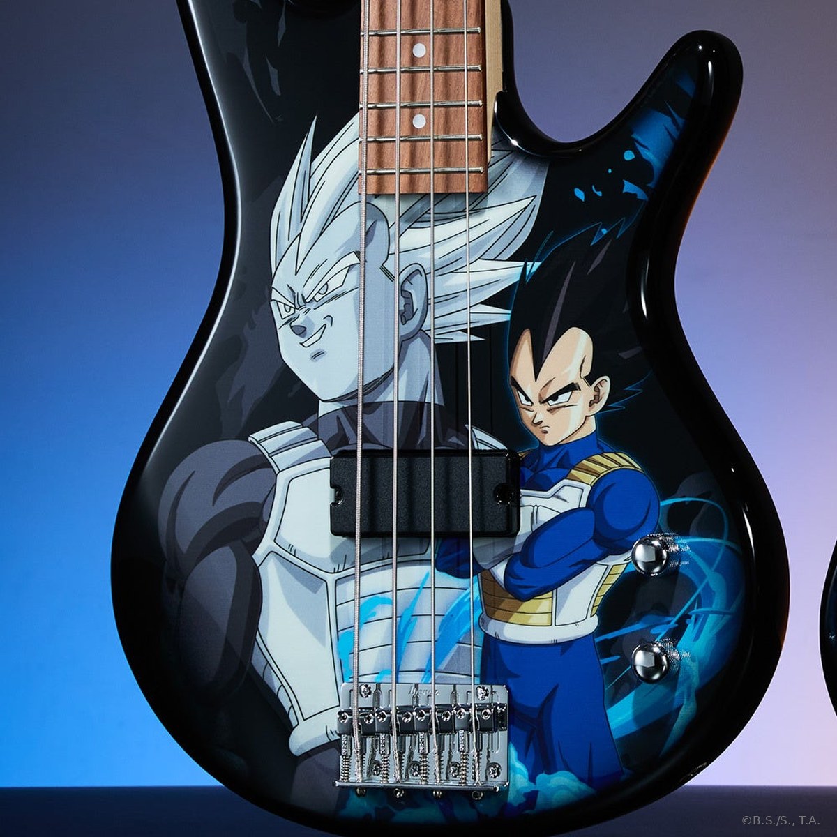 Cận thân bass Ibanez Dragon Ball Z Vegeta: humbucker vỏ đen ở vị trí ngựa, ngựa B10 bốn yên mạ chrome và hai núm điều khiển