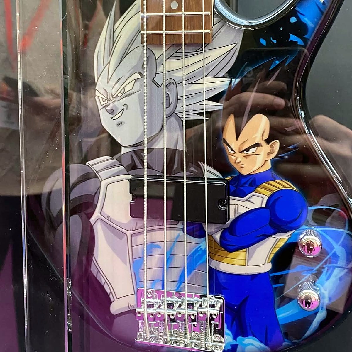 Ảnh chụp thực tế bass Ibanez Dragon Ball Z Vegeta trong tủ kính tại khu trưng bày của Ibanez, cận humbucker và ngựa B10