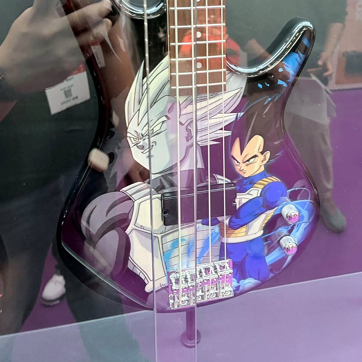 Ảnh chụp thực tế bass Ibanez Dragon Ball Z Vegeta dáng SR trong tủ kính tại khu trưng bày của Ibanez