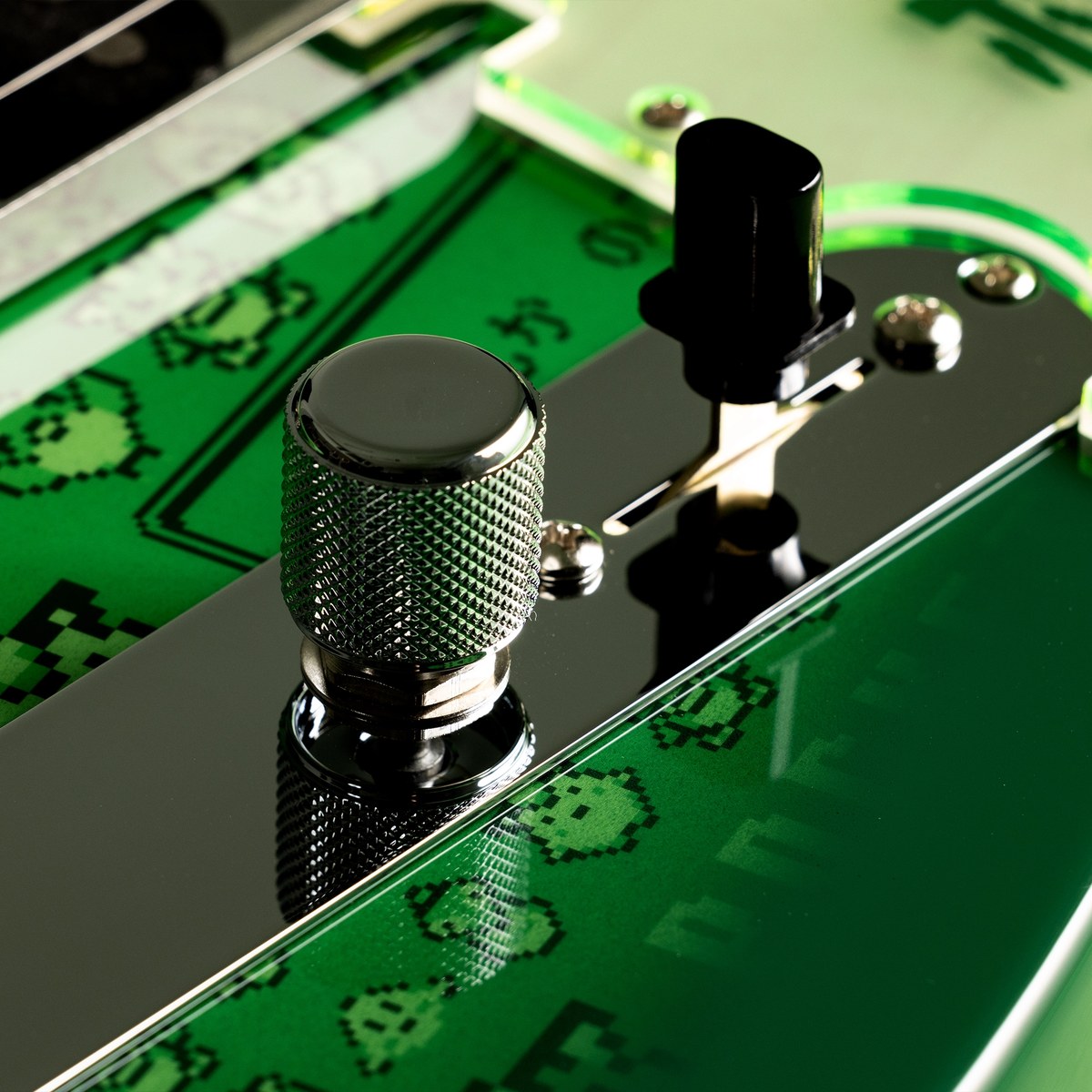 Tấm điều khiển Fender Pokémon Green Version Telecaster, nhấn núm Volume để bật 8-Bit Sound System