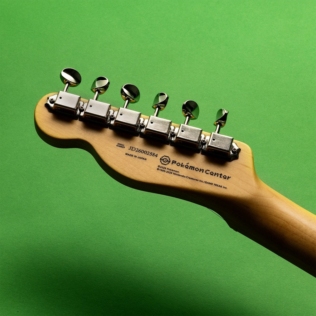 Mặt sau đầu đàn Fender Pokémon Green Version Telecaster in Made in Japan và logo Pokémon Center