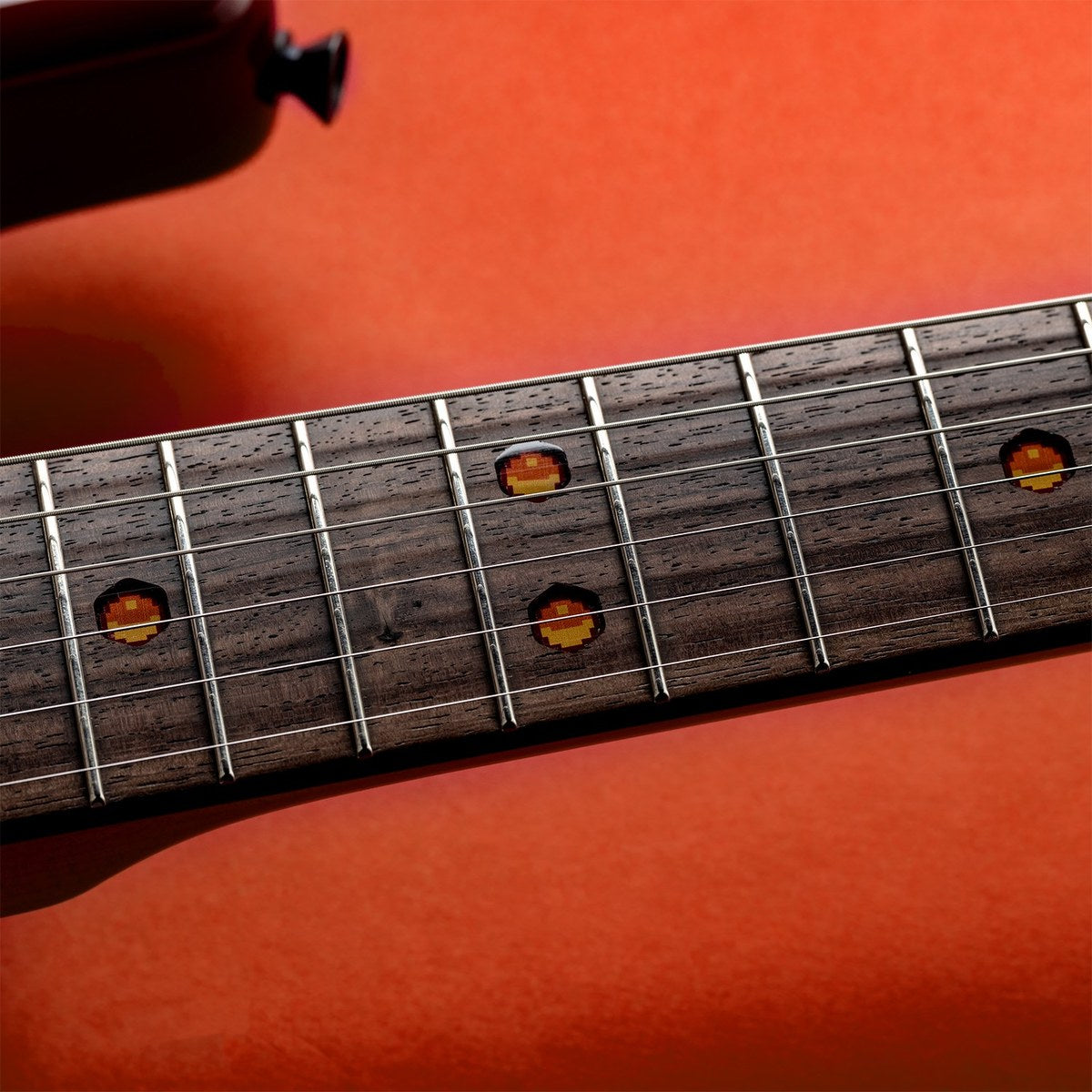 Mặt phím rosewood Fender Pokémon Red Version Stratocaster với chấm phím pixel