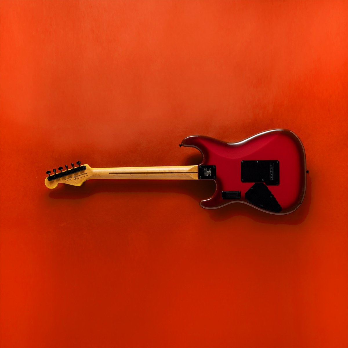 Mặt sau đàn guitar điện Fender Pokémon Red Version Stratocaster