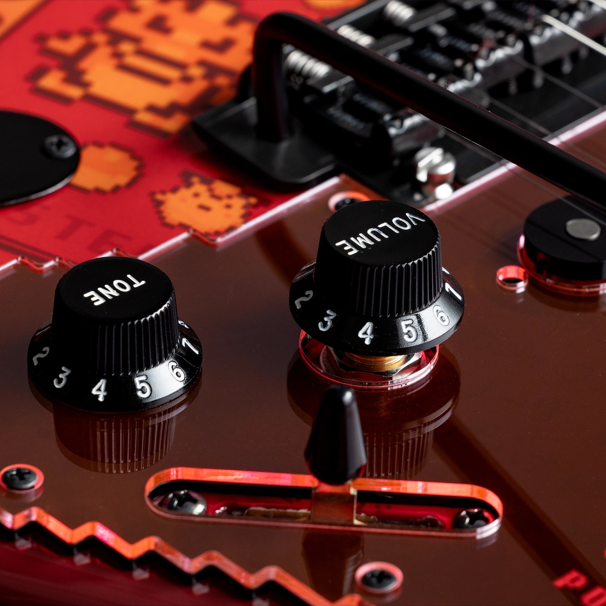 Núm Volume và Tone trên Fender Pokémon Red Version Stratocaster, nhấn Volume để bật 8-Bit Sound System