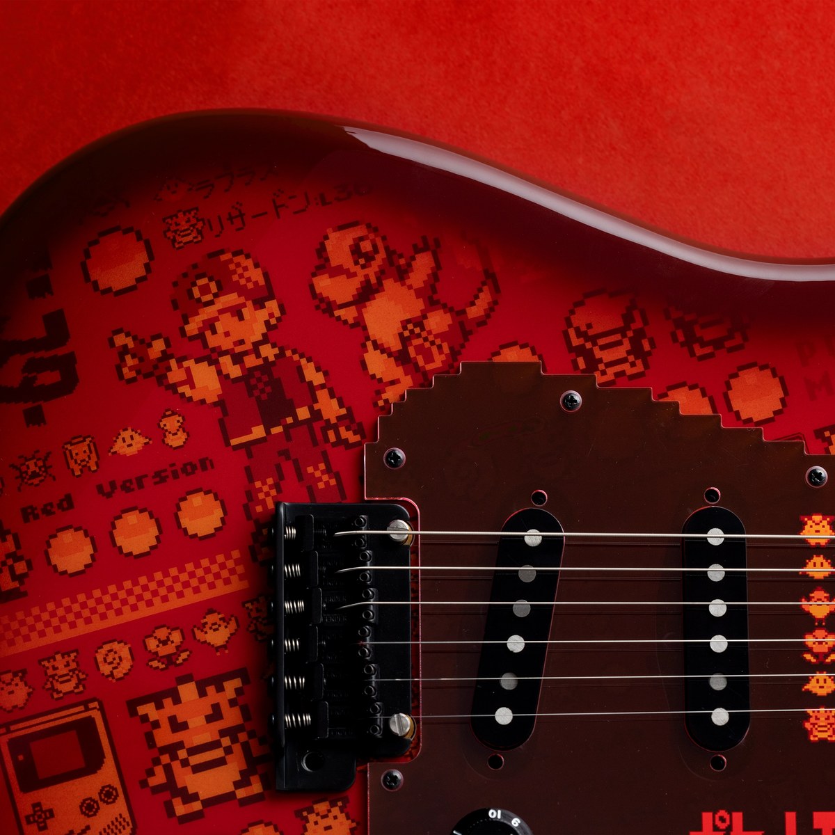 Ba pickup Pokémon Red Version Stratocaster Single-Coil và hoa văn pixel trên thân đàn
