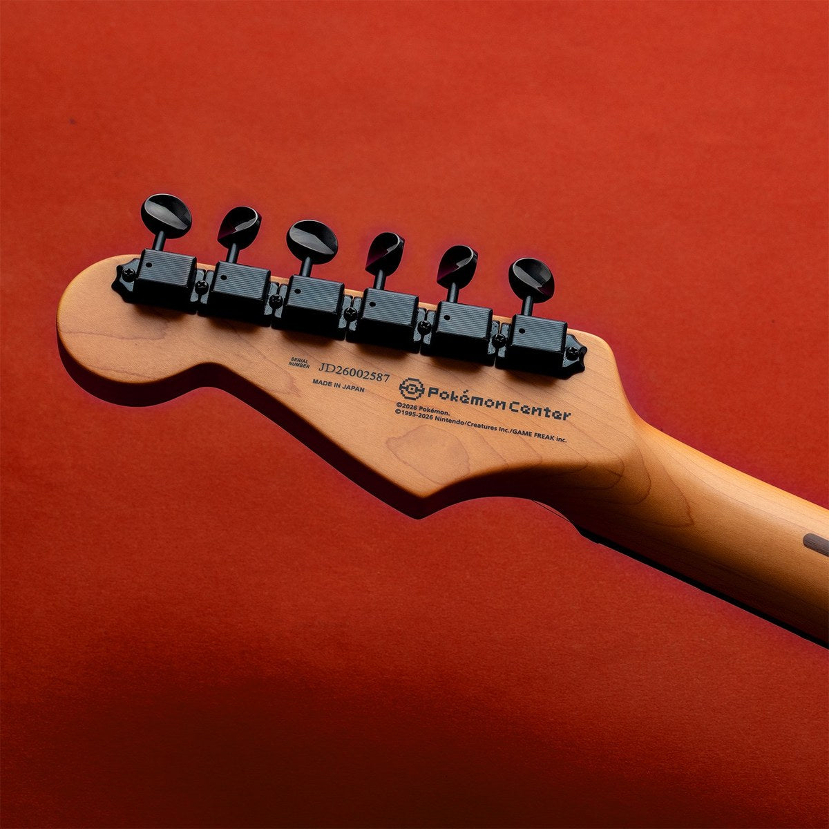 Mặt sau đầu đàn Fender Pokémon Red Version Stratocaster in Made in Japan và logo Pokémon Center