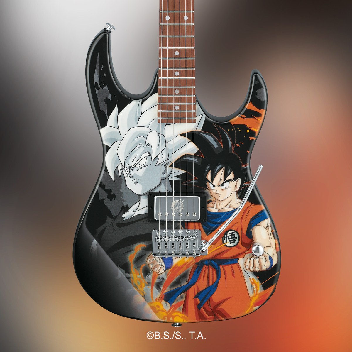 Ảnh studio chính thức guitar điện Ibanez Dragon Ball Z Son Goku, thân đàn in Goku Siêu Xayda, humbucker nắp chrome và ngựa T106