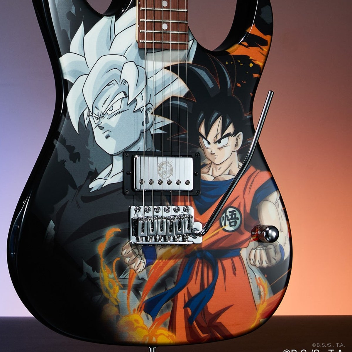 Cận thân guitar điện Ibanez Dragon Ball Z Son Goku: humbucker nắp chrome khắc Rồng thần Shenron, ngựa tremolo T106 và núm điều khiển duy nhất