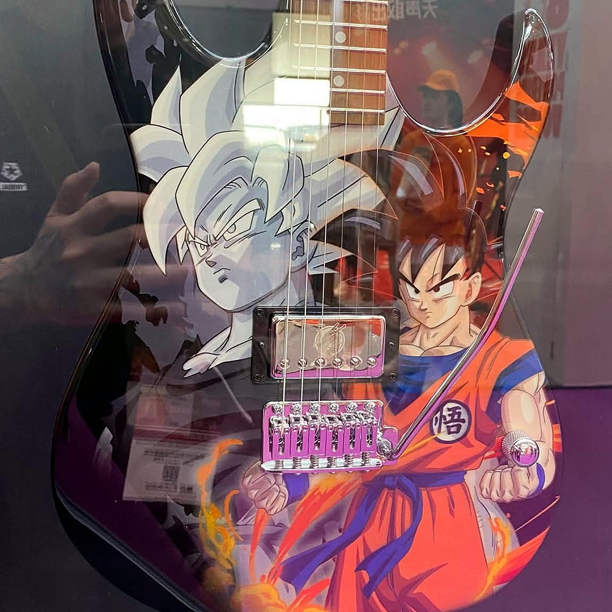 Ảnh chụp thực tế guitar điện Ibanez Dragon Ball Z Son Goku trong tủ kính tại khu trưng bày của Ibanez