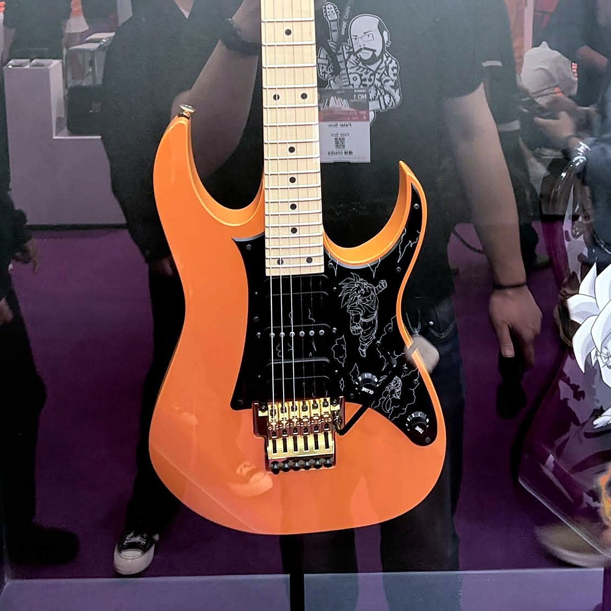 Ảnh chụp thực tế Ibanez RGDBZ Dragon Ball Z trong tủ kính tại khu trưng bày của Ibanez