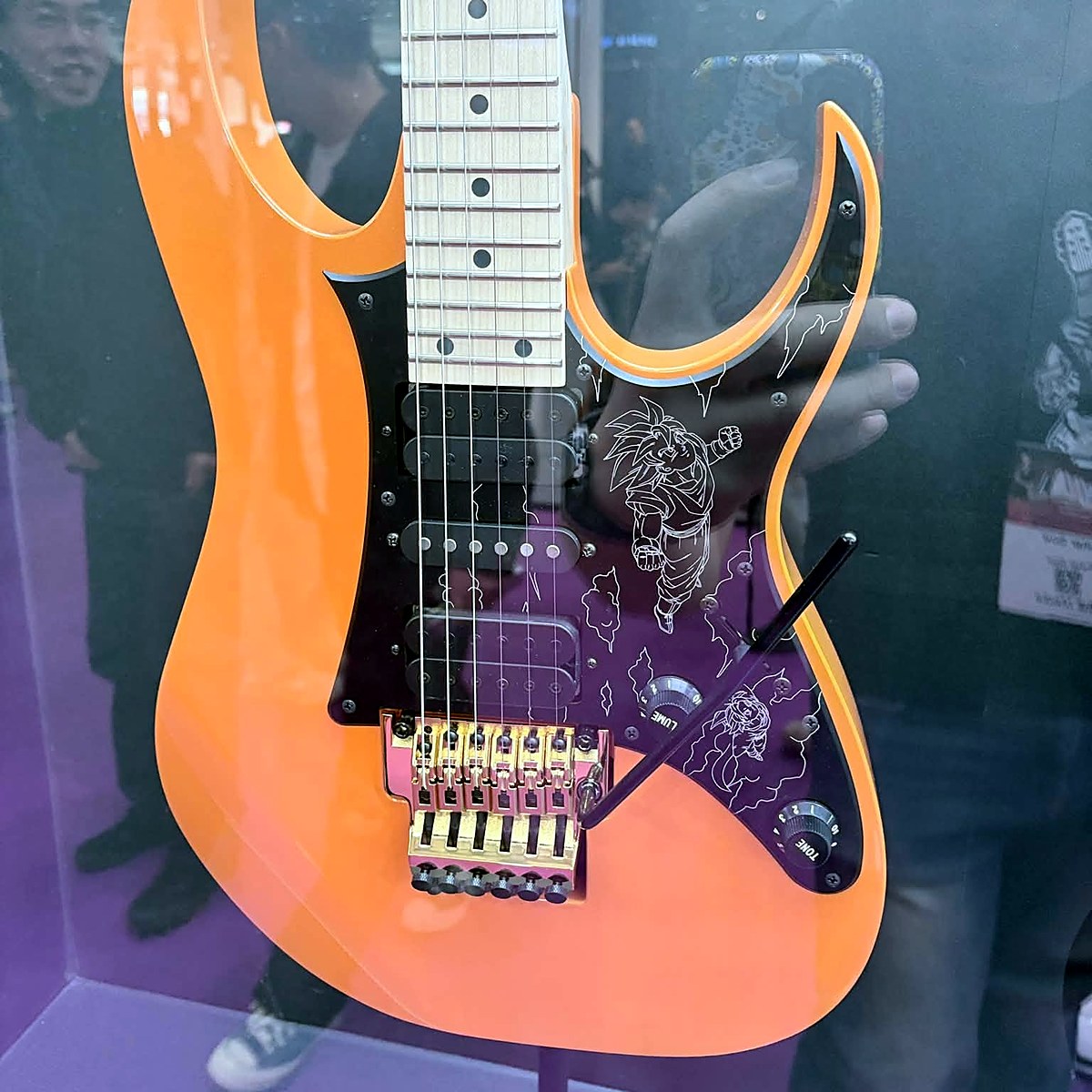 Cận cảnh pickguard hình Goku và Gohan trên Ibanez RGDBZ Dragon Ball Z, ảnh chụp thực tế