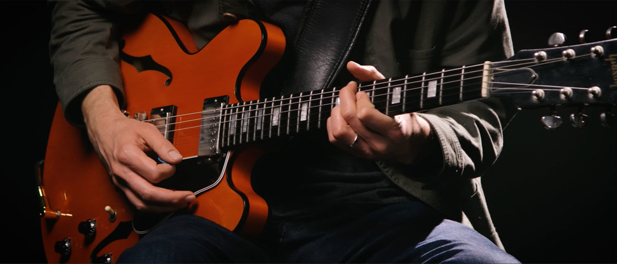 Dây Ernie Ball Stainless Steel Flatwound trên guitar điện thùng rỗng