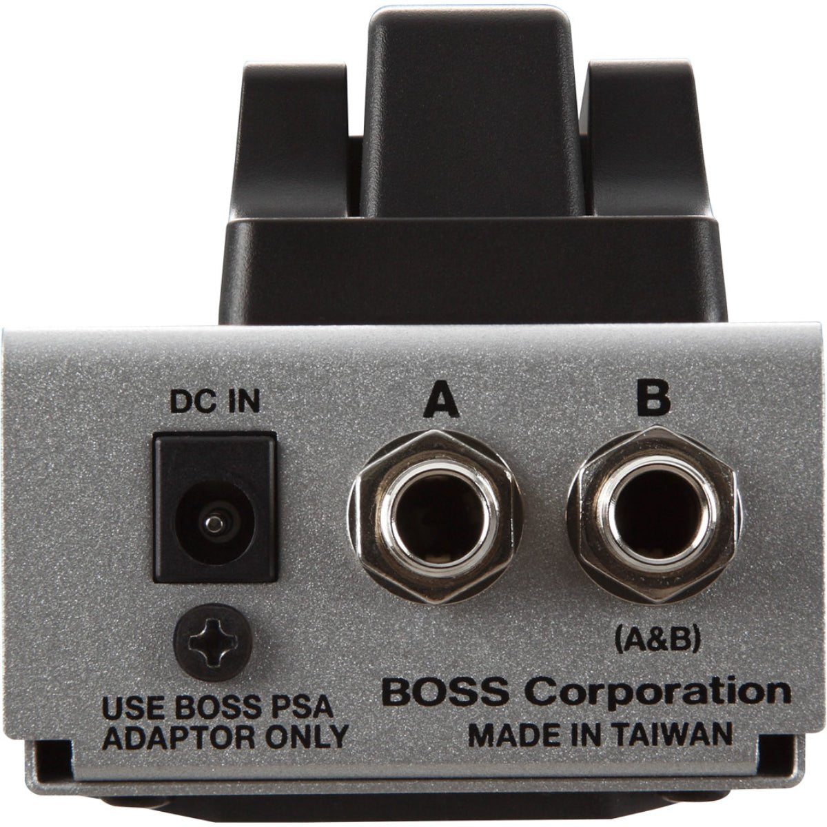 Footswitch BOSS FS-7 Dual Footswitch – mặt sau với cổng DC IN, jack A và jack B (A&B)