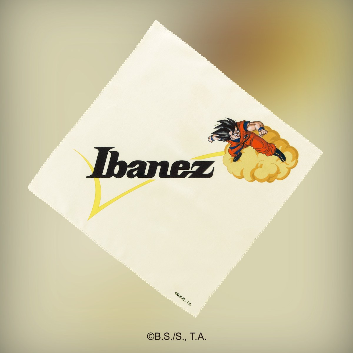 Khăn lau đàn Ibanez Dragon Ball Z microfiber 300 x 300 mm màu kem, Goku cưỡi Cân Đẩu Vân bên logo Ibanez