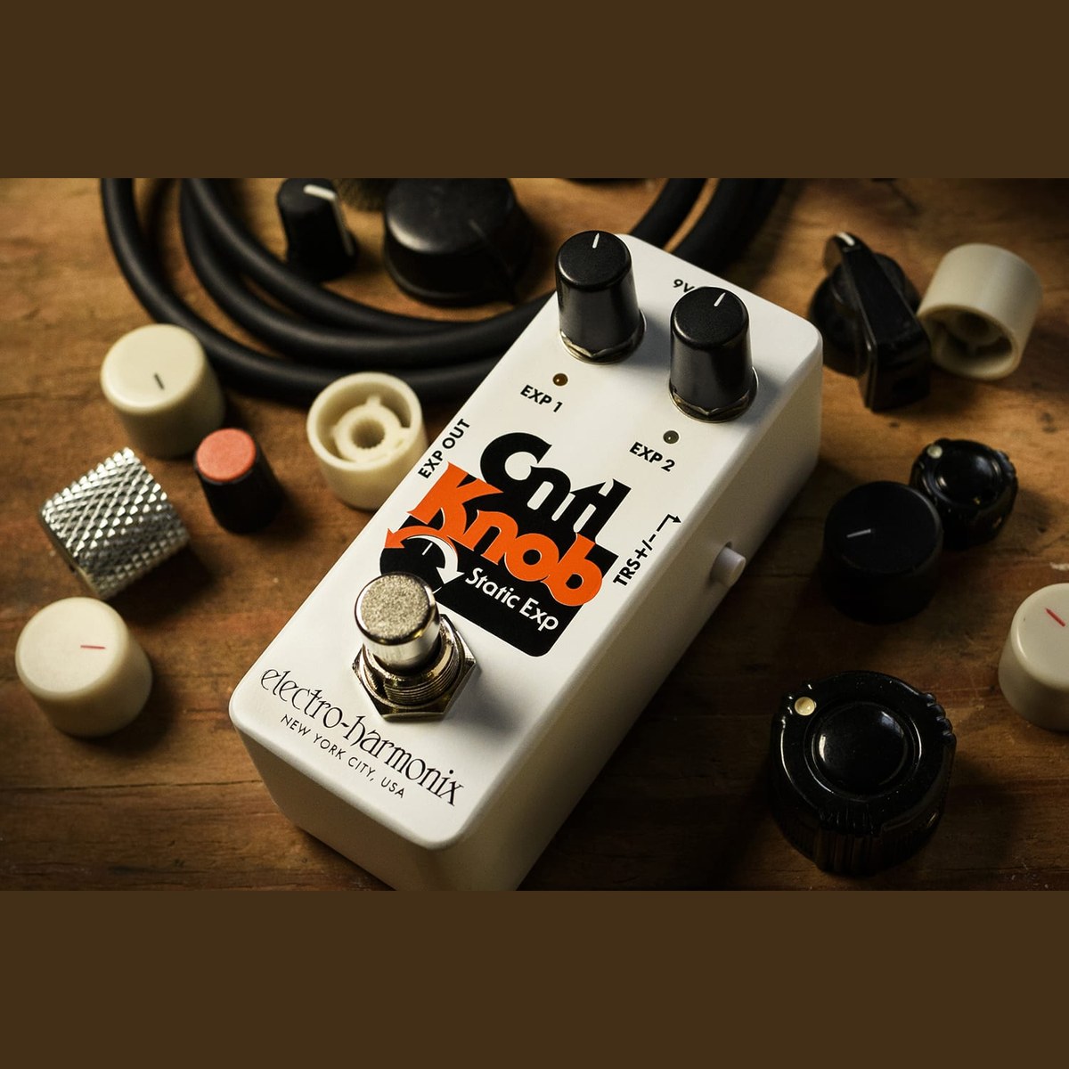 Pedal Expression Electro-Harmonix Cntl Knob Static Expression – Cntl Knob đặt trên bàn giữa các núm vặn và dây cáp