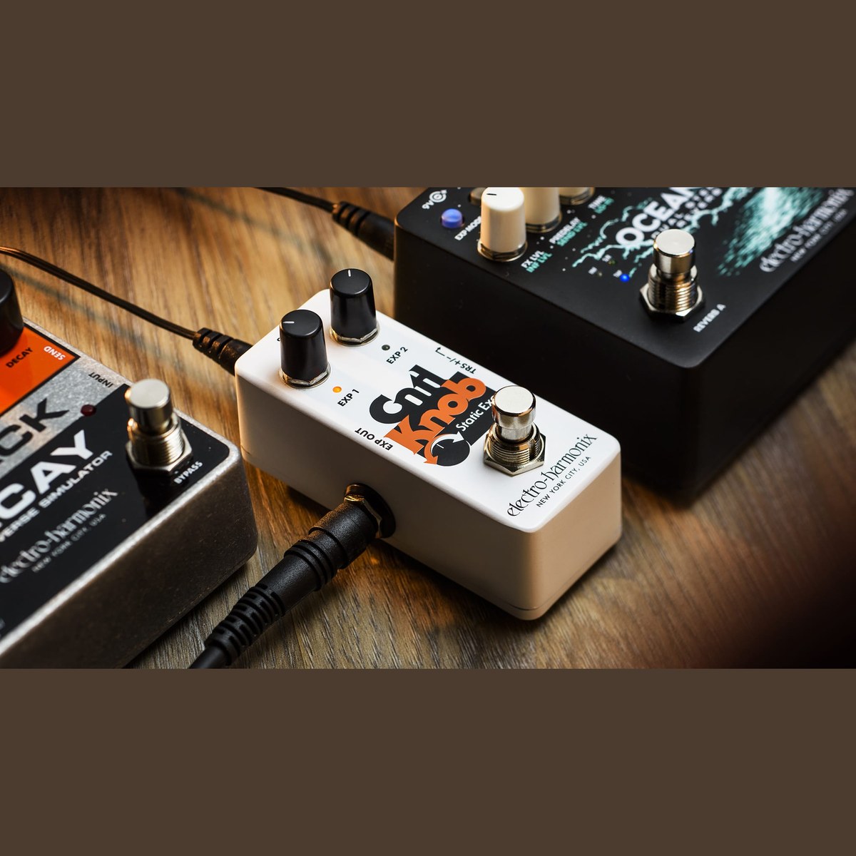 Pedal Expression Electro-Harmonix Cntl Knob Static Expression – Cntl Knob trên pedalboard cạnh các pedal Electro-Harmonix khác