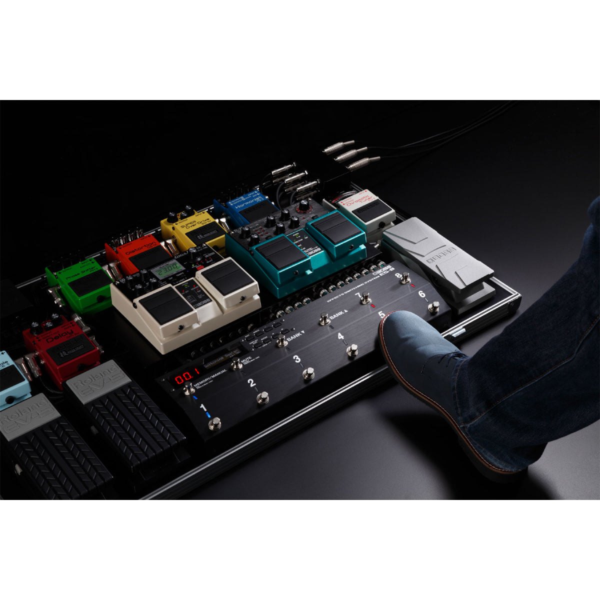 Pedal Switcher BOSS ES-8 Effects Switching System – đang dùng trên pedalboard, chân đạp chuyển patch khi biểu diễn
