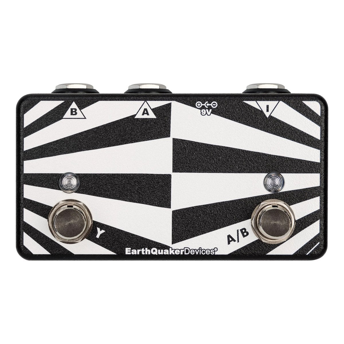 EarthQuaker Devices Passive ABY Box nhìn từ trên: footswitch Y, A/B và nhãn cổng B, A, 9V, I
