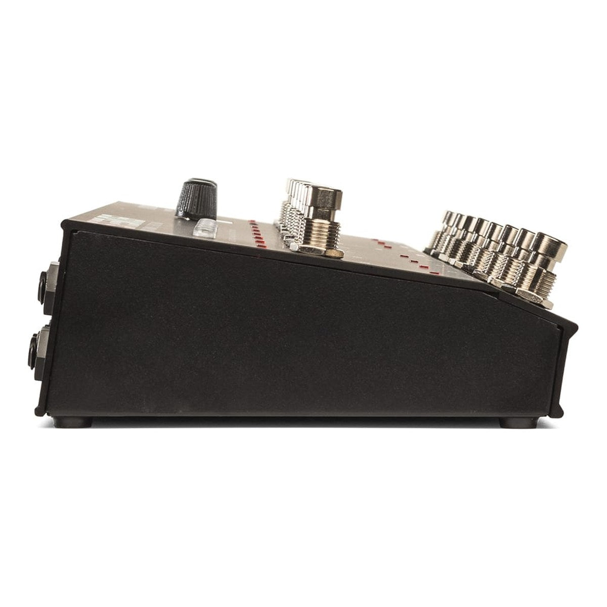 Pedal Switcher Electro-Harmonix Super Switcher Programmable Effects Hub – Cạnh bên Super Switcher thấy độ dốc mặt footswitch