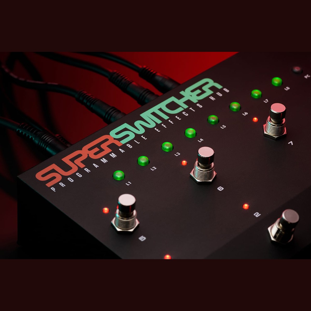 Pedal Switcher Electro-Harmonix Super Switcher Programmable Effects Hub – Cận cảnh logo SUPER SWITCHER và hàng footswitch có đèn