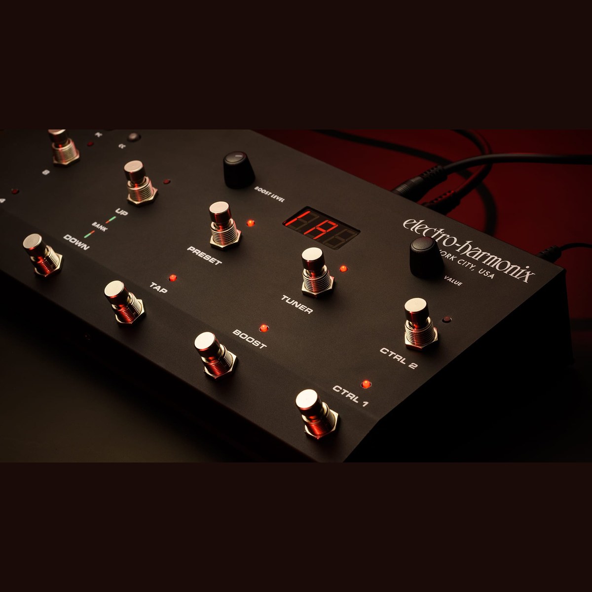 Pedal Switcher Electro-Harmonix Super Switcher Programmable Effects Hub – Cận cảnh các footswitch BANK, PRESET, TAP, TUNER, BOOST, CTRL và màn hình