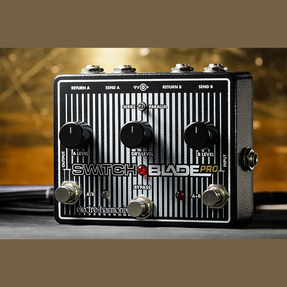 Pedal Switcher Electro-Harmonix Switchblade Pro – Switchblade Pro ảnh thực tế trên nền tối