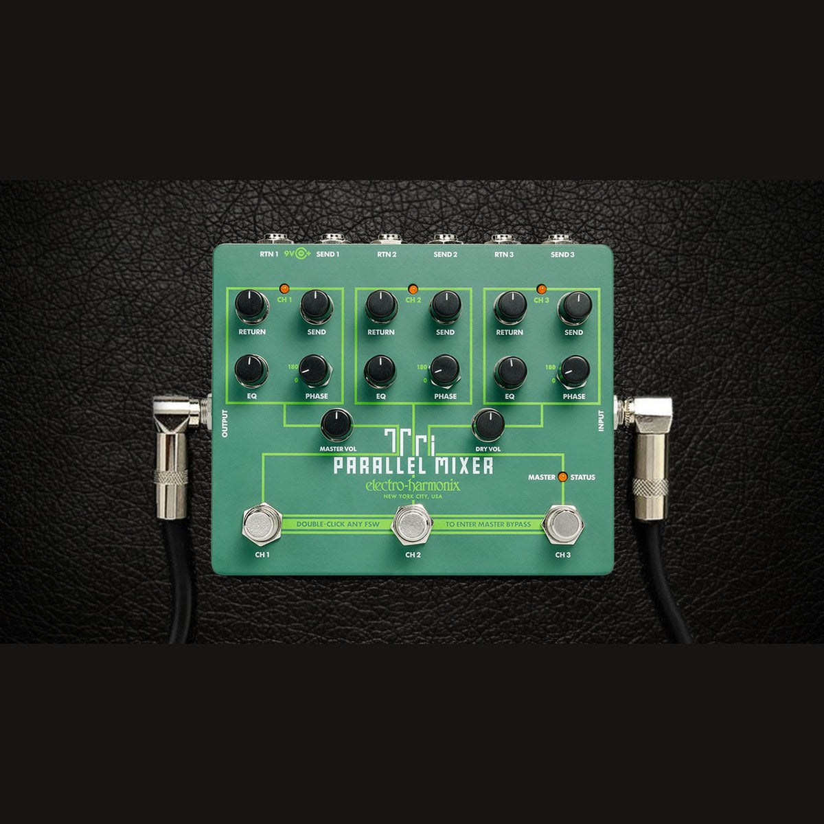 Pedal Switcher Electro-Harmonix Tri Parallel Mixer – Mặt trên Tri Parallel Mixer đã cắm dây, trên nền đen