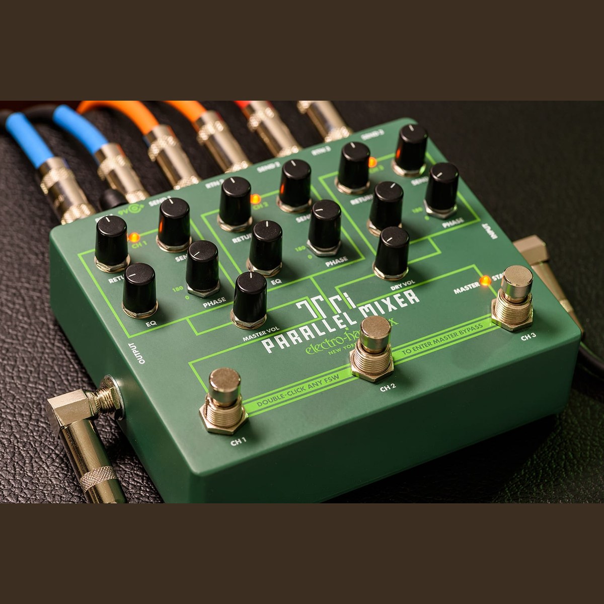 Pedal Switcher Electro-Harmonix Tri Parallel Mixer – Tri Parallel Mixer nhìn chéo khi đã cắm dây các vòng loop