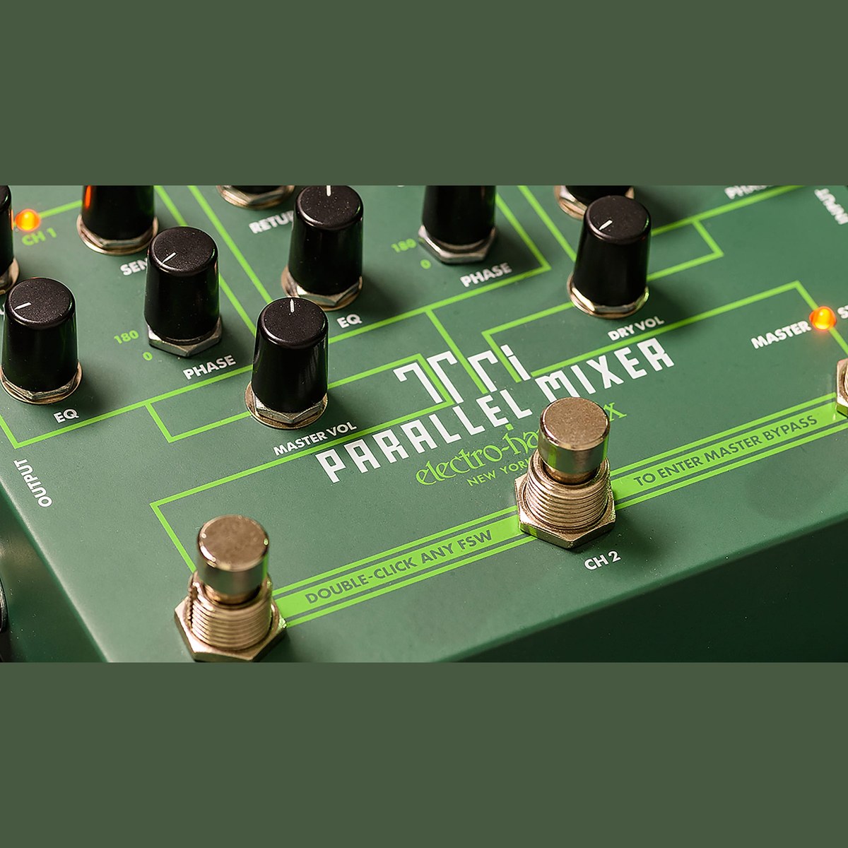 Pedal Switcher Electro-Harmonix Tri Parallel Mixer – Cận cảnh núm MASTER VOL, DRY VOL và footswitch CH 2