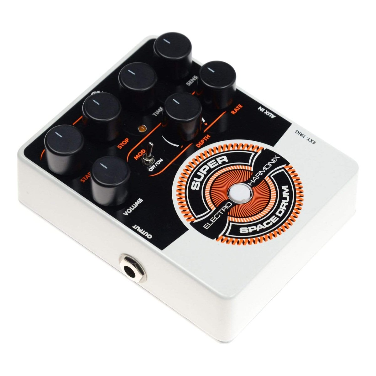 Electro-Harmonix Super Space Drum nhìn chéo từ phía cạnh có jack OUTPUT