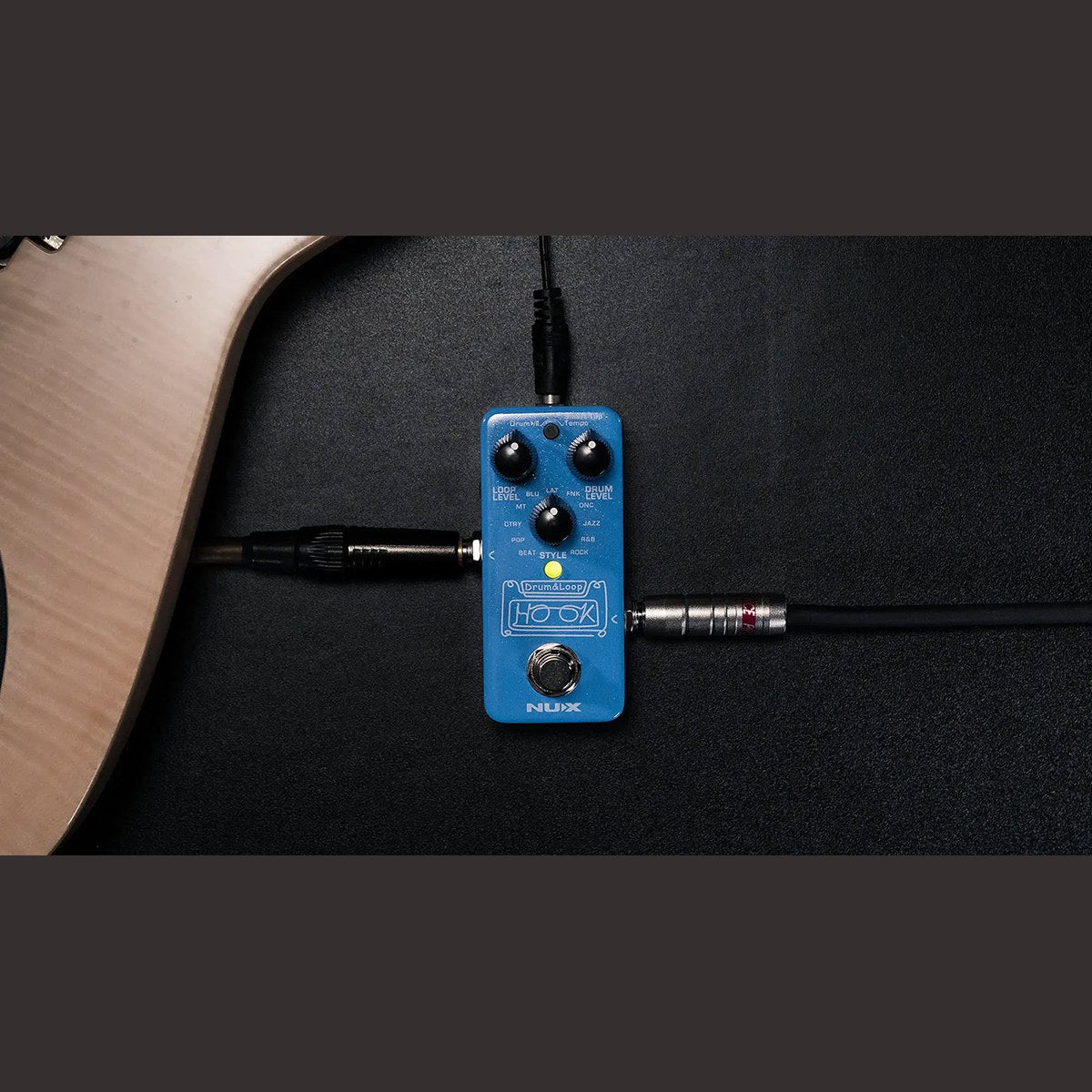 Pedal Trống Kiêm Looper NUX HOOK Drum & Loop NDL-3 – NUX HOOK NDL-3 đặt dưới sàn cạnh đàn guitar