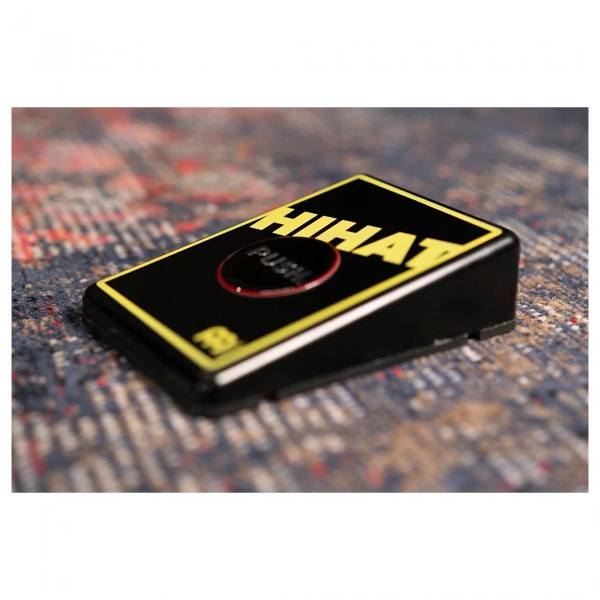 Pedal Trống Meinl Digital Stomp Box HiHat STB5 – góc nghiêng 3/4, mặt trên in chữ HIHAT màu vàng và nút PUSH