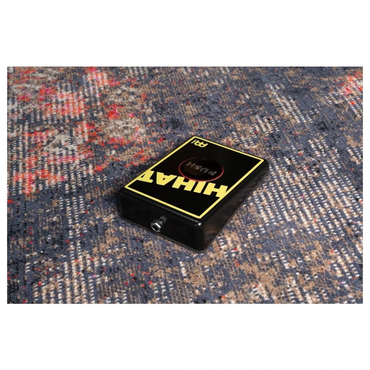 Pedal Trống Meinl Digital Stomp Box HiHat STB5 – đầu cao của hộp với cổng jack cắm, đặt trên thảm
