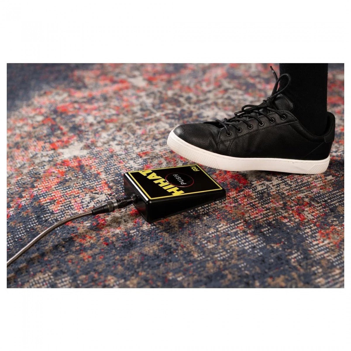 Pedal Trống Meinl Digital Stomp Box HiHat STB5 – chân người chơi đặt cạnh hộp HIHAT đã cắm dây