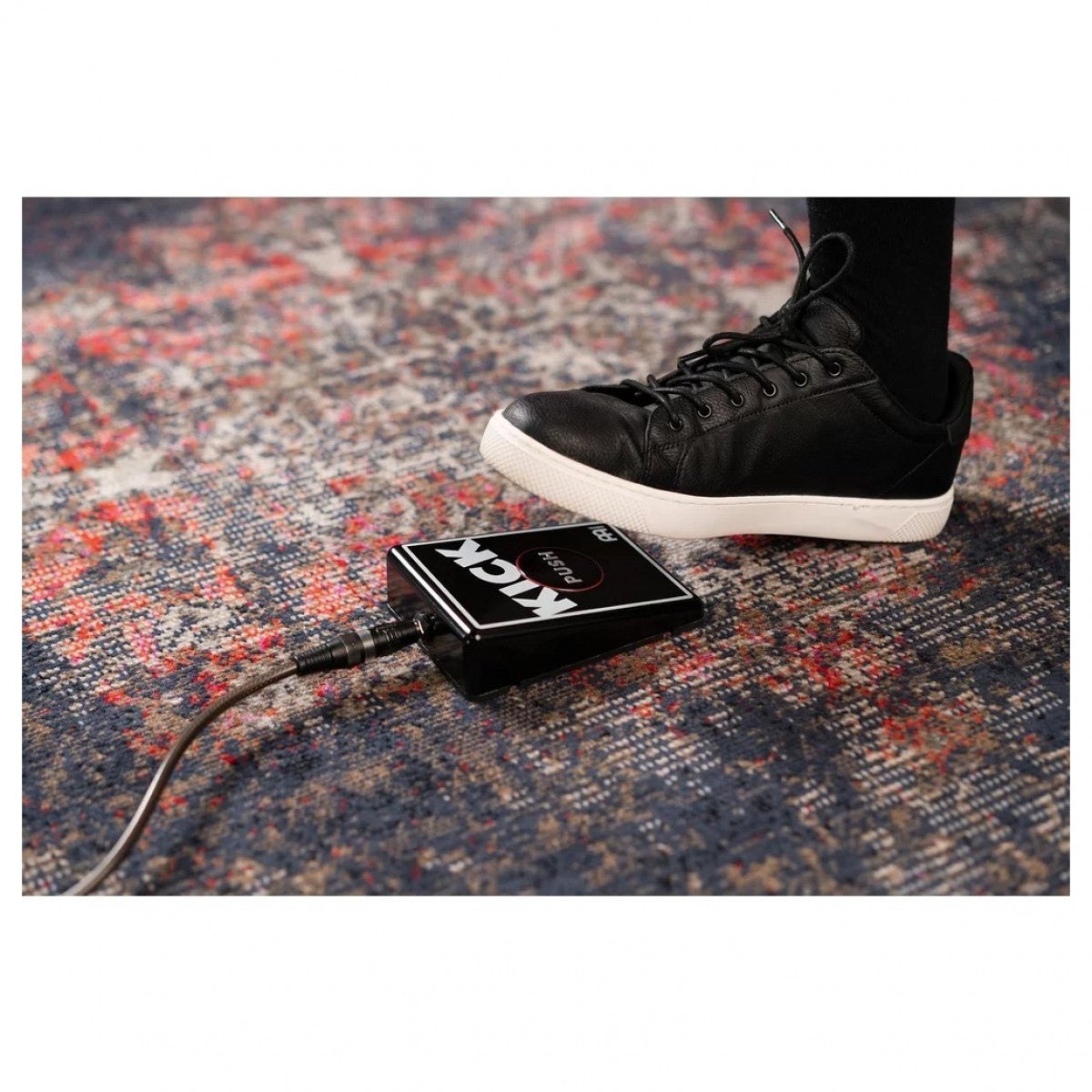 Pedal Trống Meinl Digital Stomp Box Kick STB1 – chân người chơi cạnh hộp KICK đã nối dây