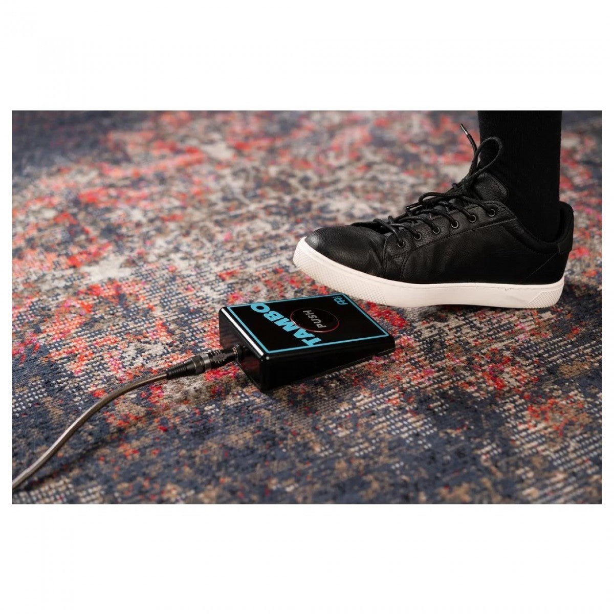 Pedal Trống Meinl Digital Stomp Box Tambourine STB4 – chân người chơi bên cạnh hộp TAMBO đã nối dây