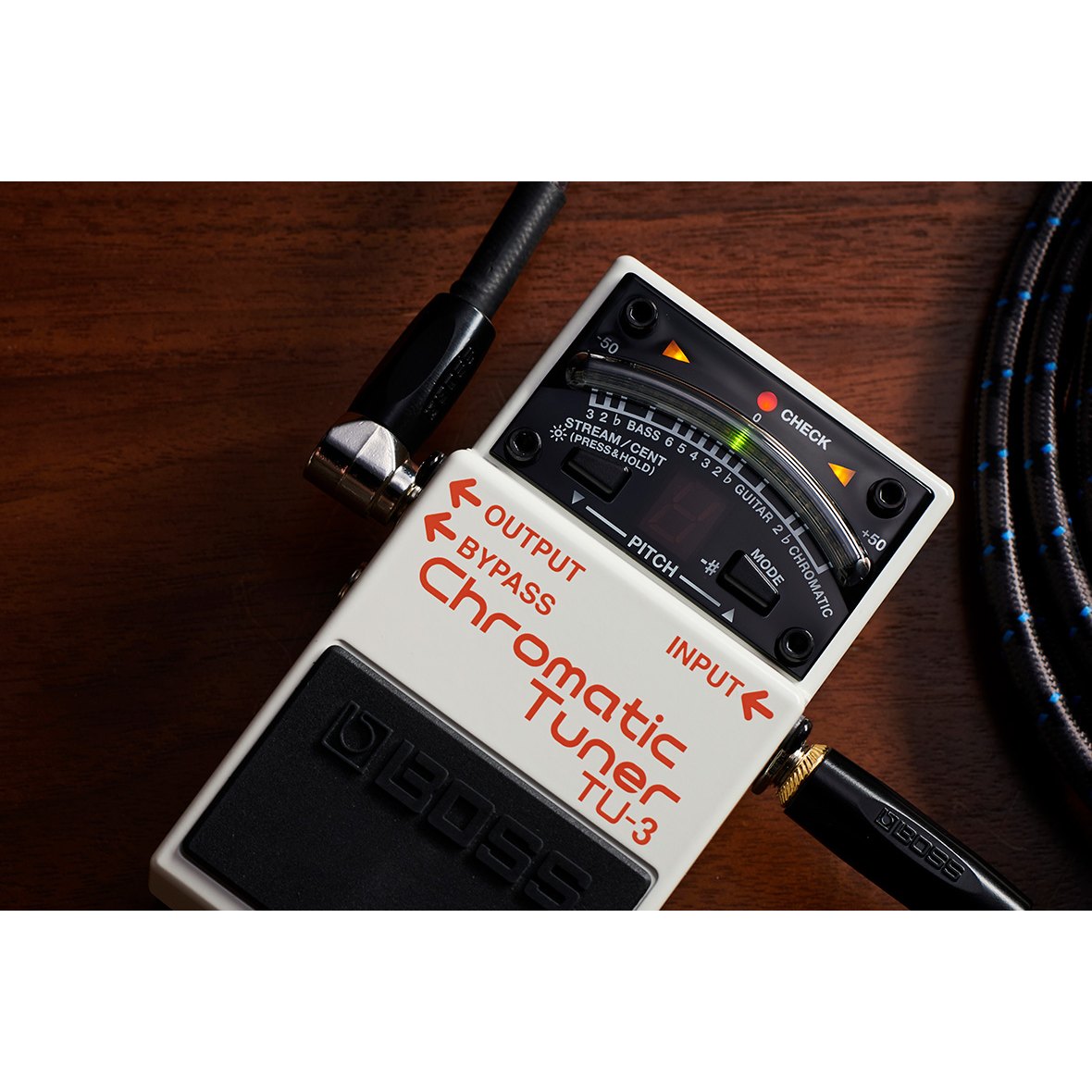 Pedal Tuner BOSS TU-3 Chromatic Tuner – cận cảnh khi cắm dây vào jack OUTPUT và INPUT, đèn LED giữa sáng xanh