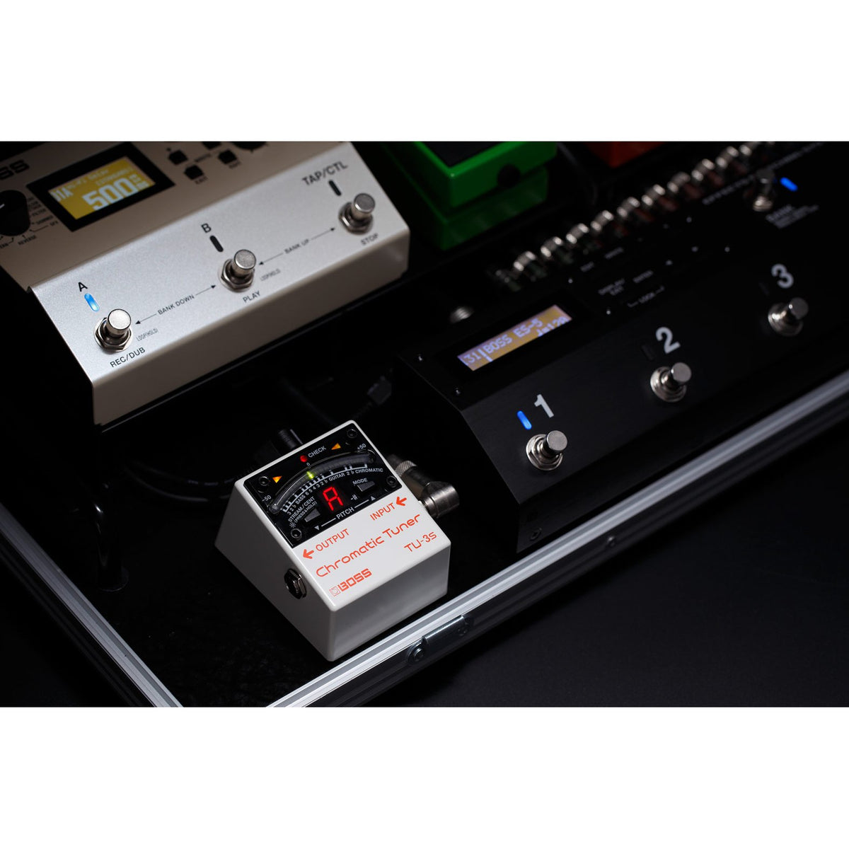 Pedal Tuner BOSS TU-3S Chromatic Tuner – gắn trên pedalboard cạnh các thiết bị BOSS khác, màn hình đang bật