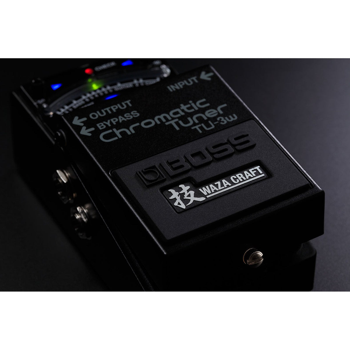 Pedal Tuner BOSS TU-3W Waza Craft Chromatic Tuner – cận cảnh góc nghiêng cạnh trái với jack OUTPUT, BYPASS và logo Waza Craft