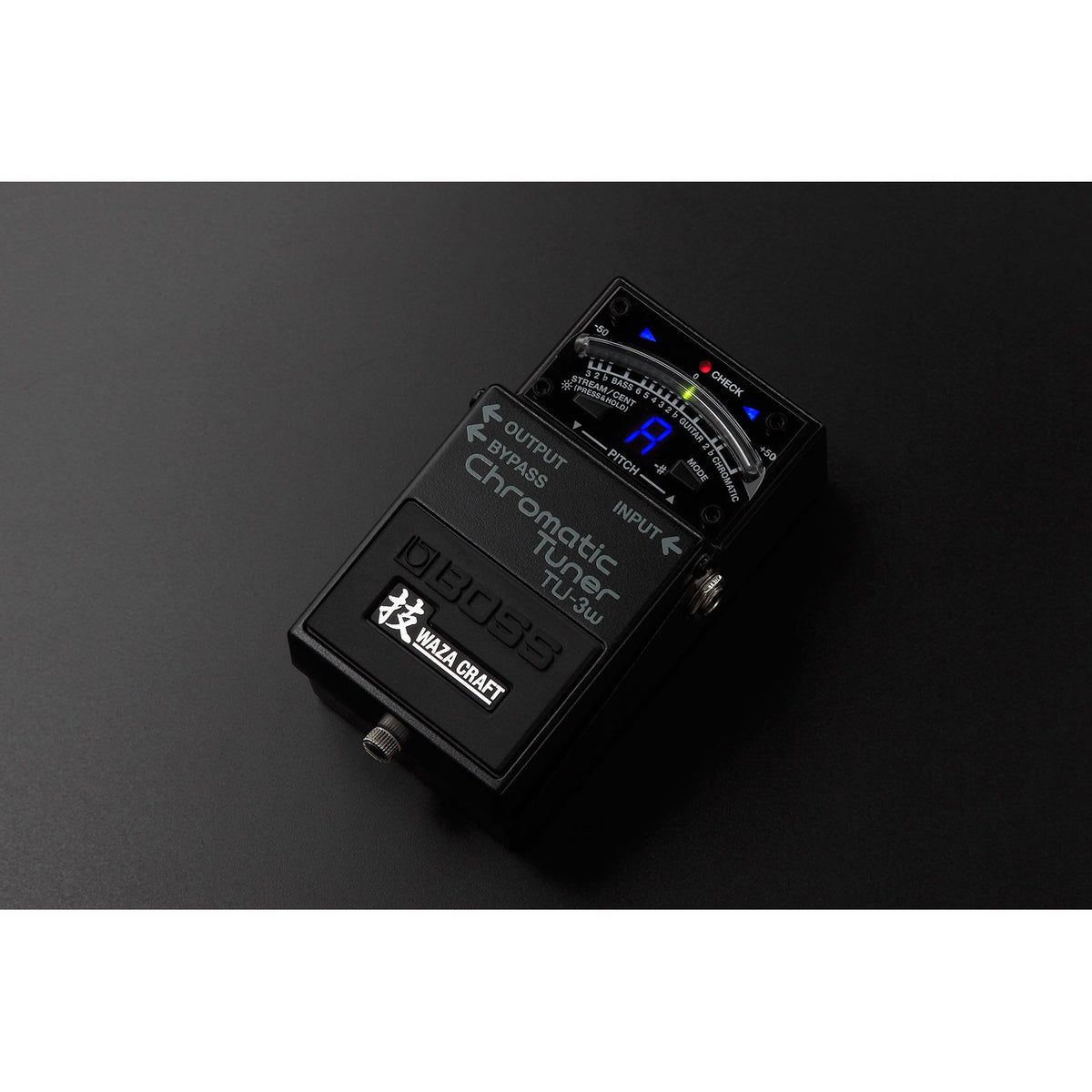 Pedal Tuner BOSS TU-3W Waza Craft Chromatic Tuner – ảnh studio nền tối, góc nghiêng từ phải thấy jack INPUT