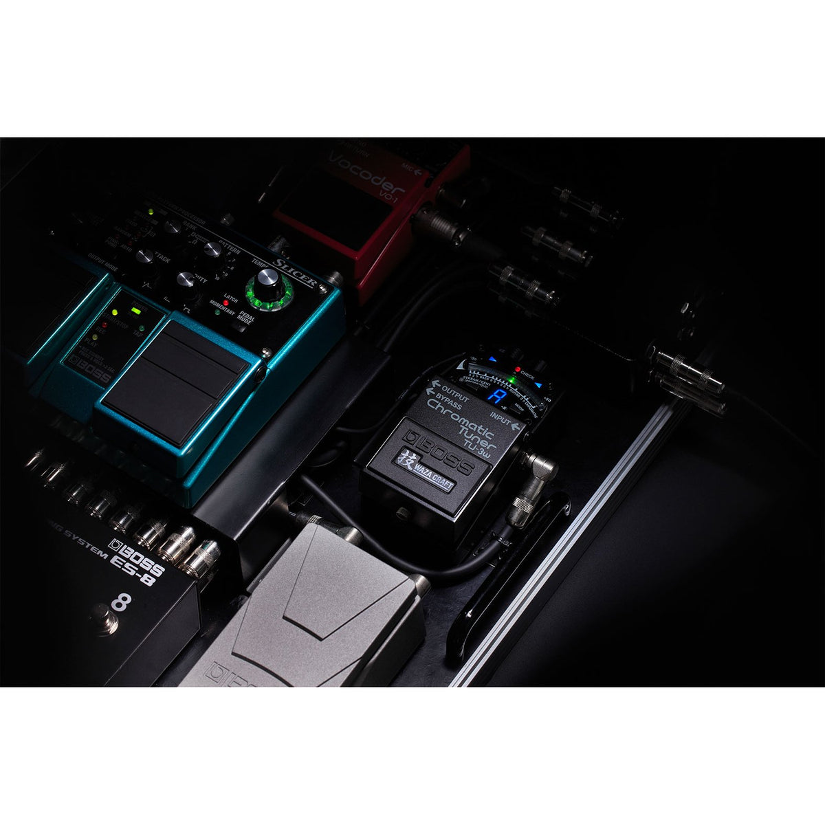 Pedal Tuner BOSS TU-3W Waza Craft Chromatic Tuner – gắn trên pedalboard cùng các pedal BOSS khác, màn hình LED xanh đang bật